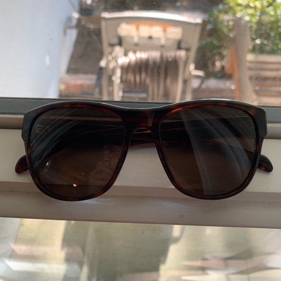 Burberry sunglass - Picture 1 of 8